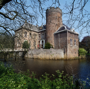842193 Gezicht op de zuidwesthoek van het kasteel Loenersloot (Rijksstraatweg 211) te Loenersloot (gemeente Loenen).